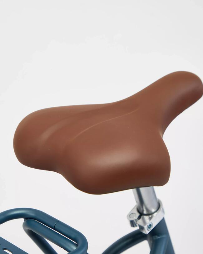 Brauner komfortabler Fahrradsattel auf petrolfarbenem Fahrrad