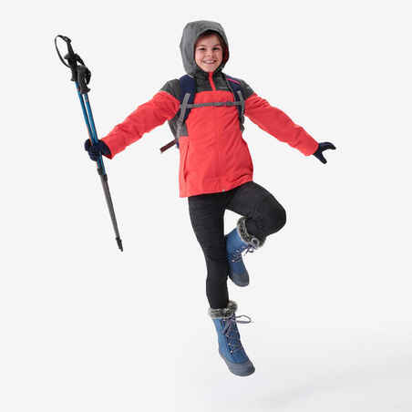 un alpinista niña en un capucha con un mochila en invierno en el montañas  vistiendo esquí gafas de protección. generativo ai 24033278 Foto de stock  en Vecteezy