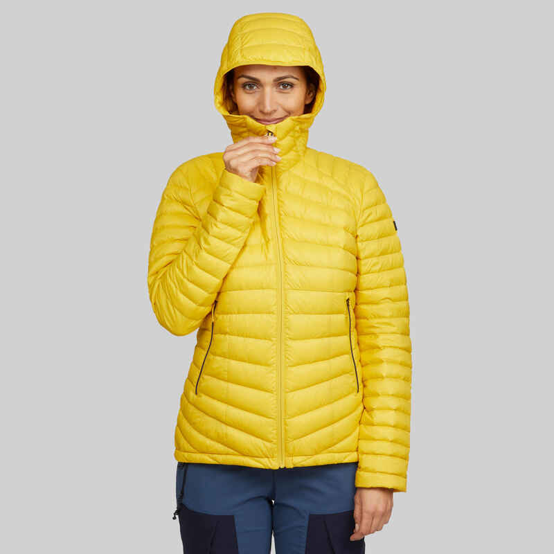 Plumífero de montaña y trekking con capucha Mujer Forclaz MT100 amarillo