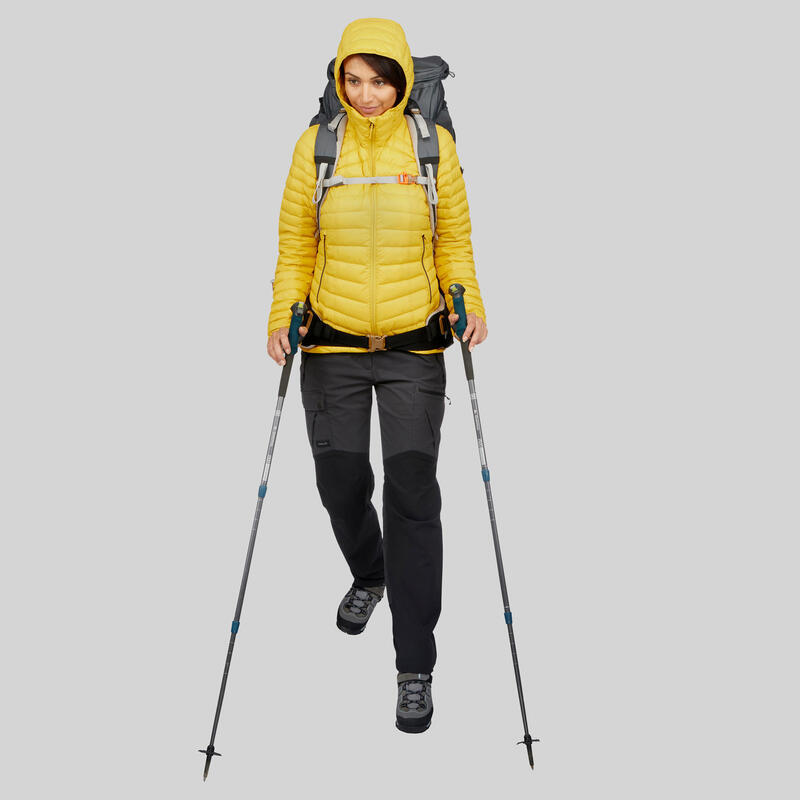 Plumífero de montaña y trekking con capucha Mujer Forclaz MT100 amarillo