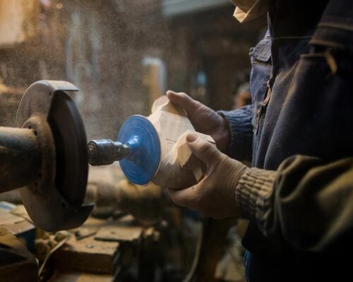 Christian Belmas sculpte un canard colvert en bois dans son atelier