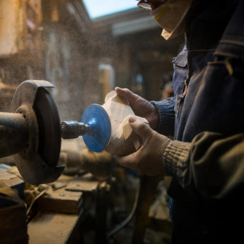 Christian Belmas sculpte un canard colvert en bois dans son atelier