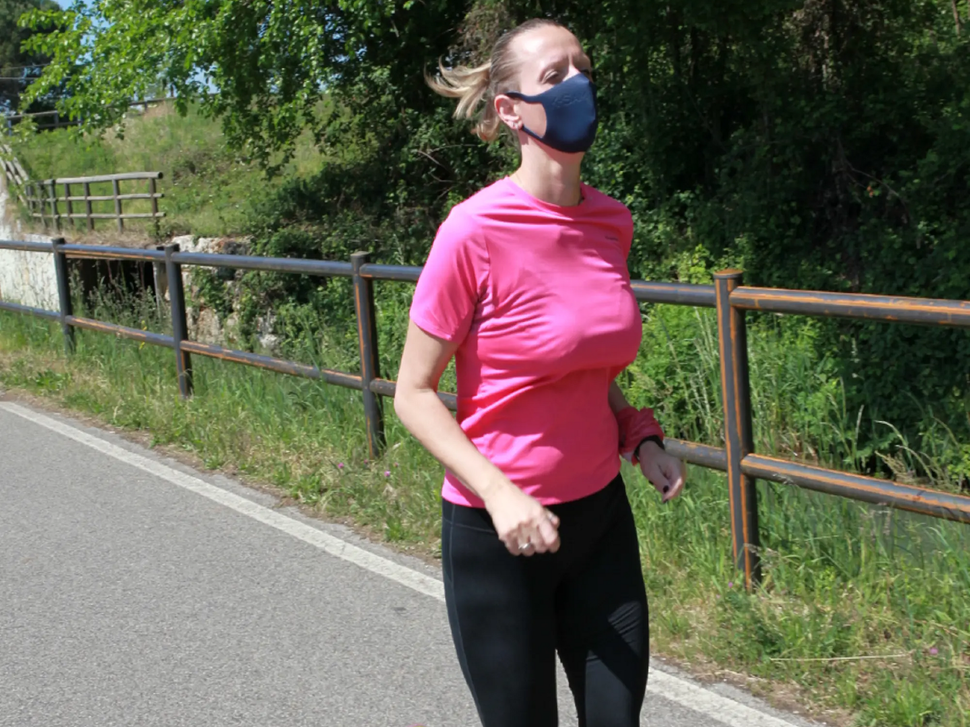 Kobieta biegająca w masce antysmogowej