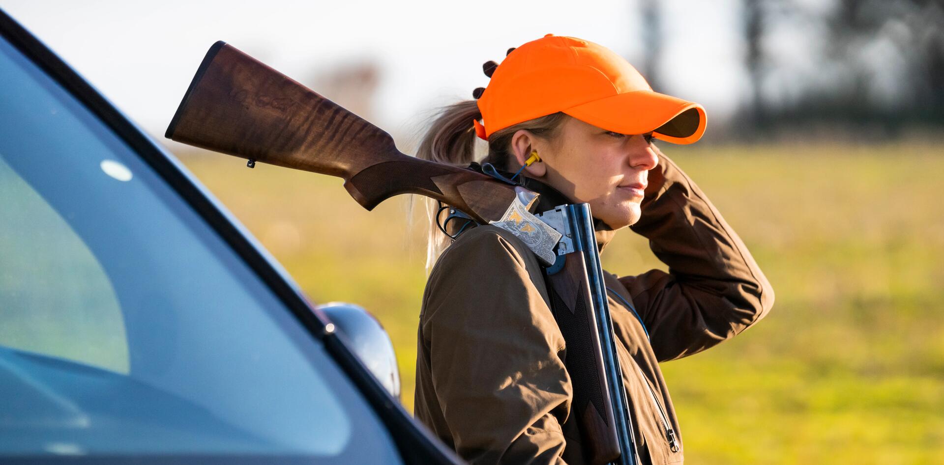 Chasseresse prête à partir chasser à côté d'une voiture