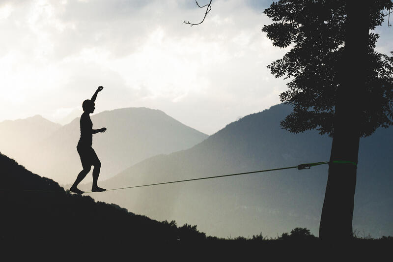 Slackline: fun en concentratie om aan je evenwicht te werken.