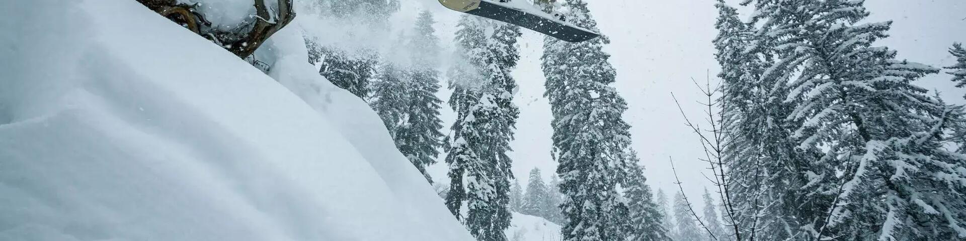mężczyzna skaczący na desce snowboardowej