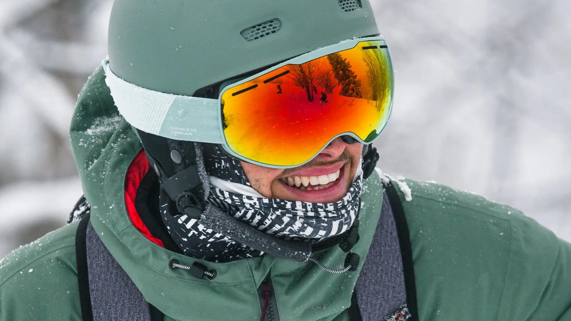homme portant des lunettes de ski