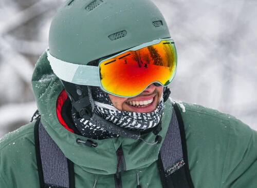 homme portant des lunettes de ski
