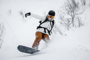 homme en snow avec veste blanche