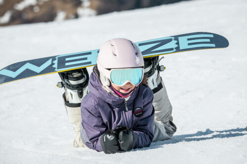 jeune fille faisant du planche à neige