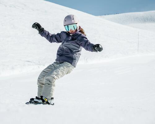 À quel âge un enfant peut-il prendre son premier cours de snowboard ?