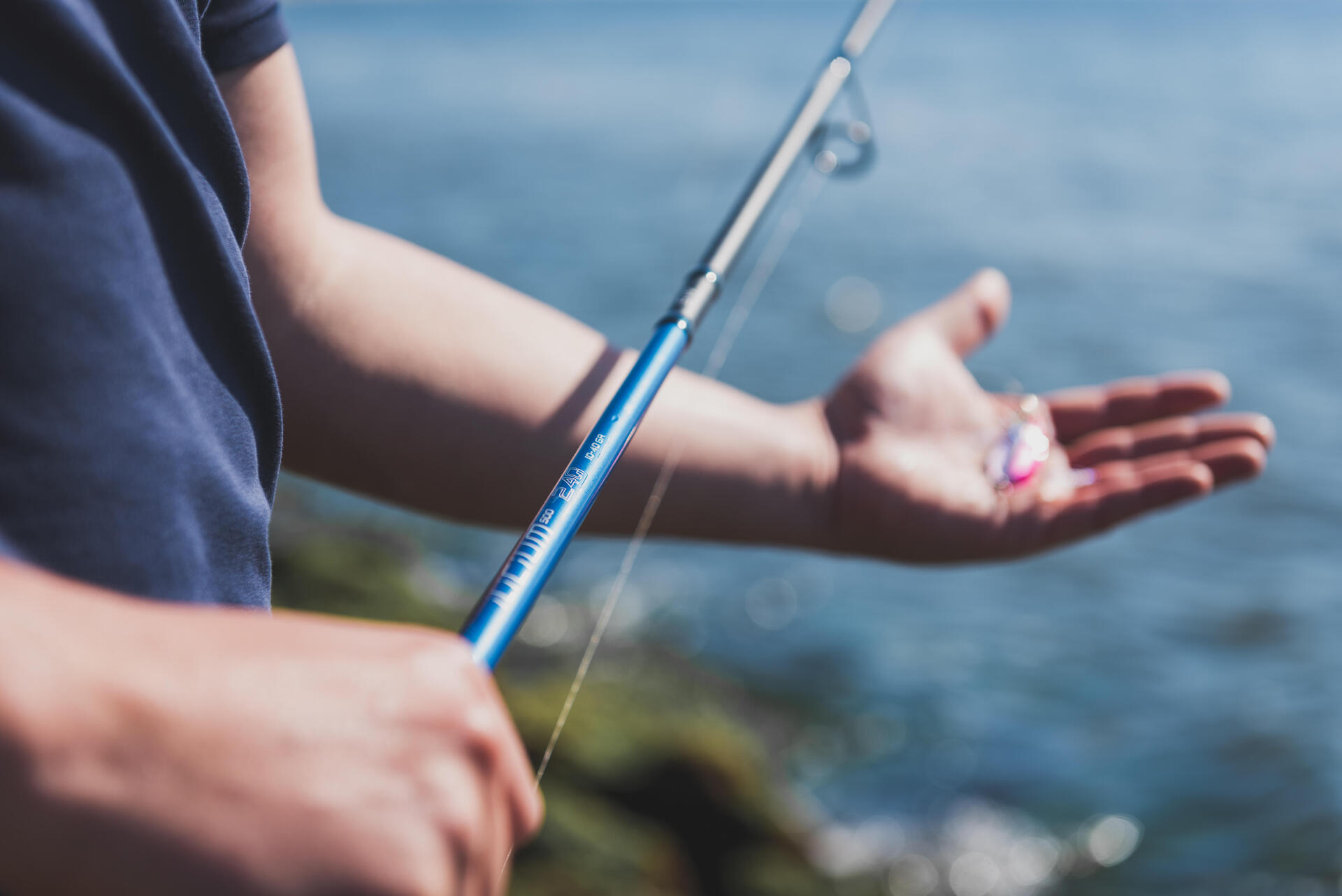 cana com pesca no mar