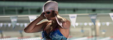 Mujer senior gorro natación fotografías e imágenes de alta