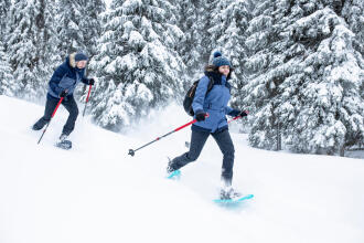 un homme et une femme en randonnée à neige