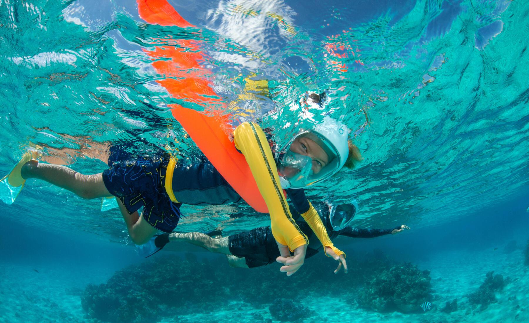 As vantagens de ter uma ajuda à flutuabilidade no snorkeling, passeio aquático