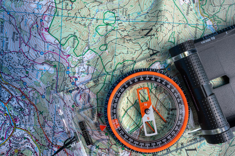 Kompas z lusterkiem celowniczym Explorer 900