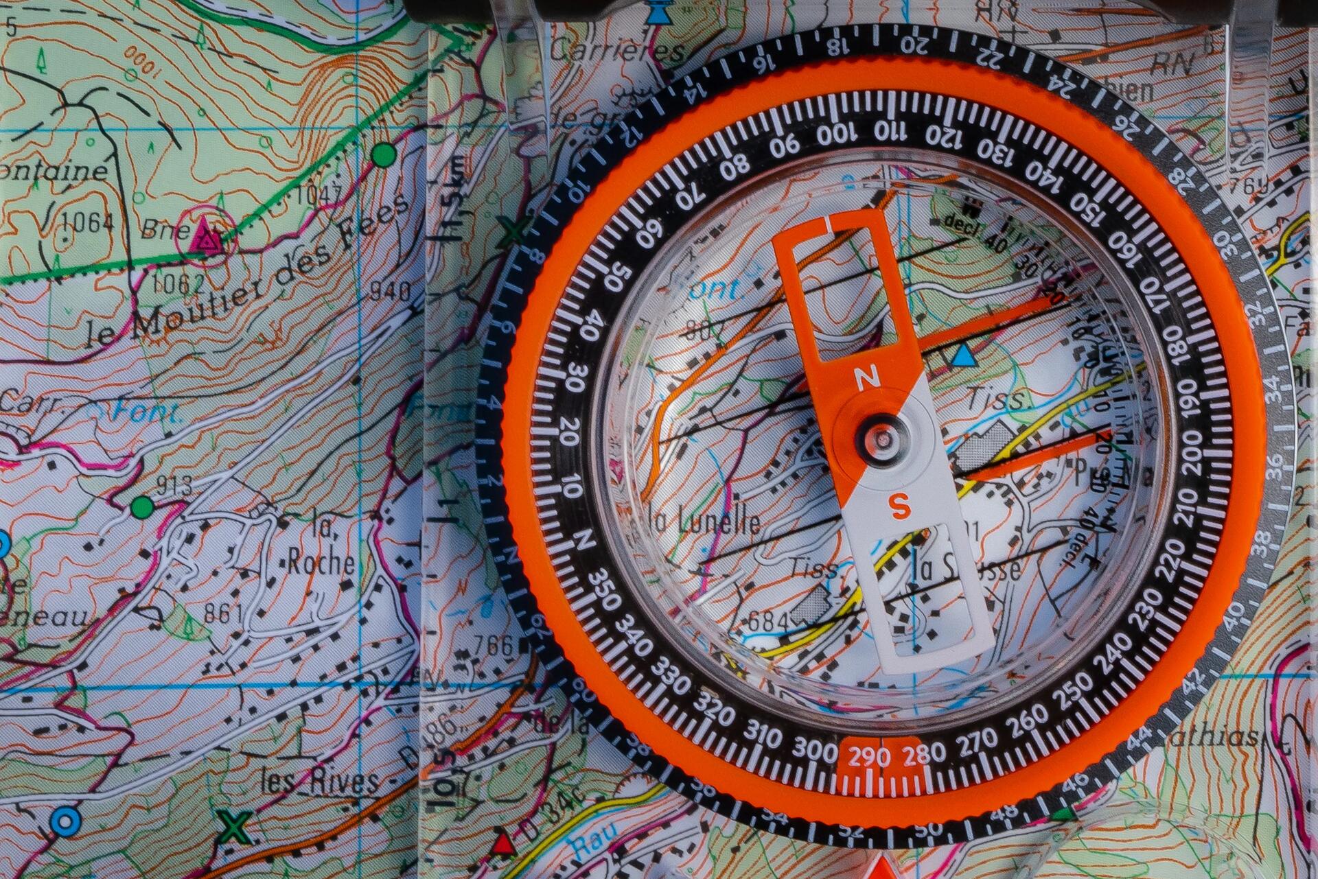 kompas magnetyczny leżący na mapie