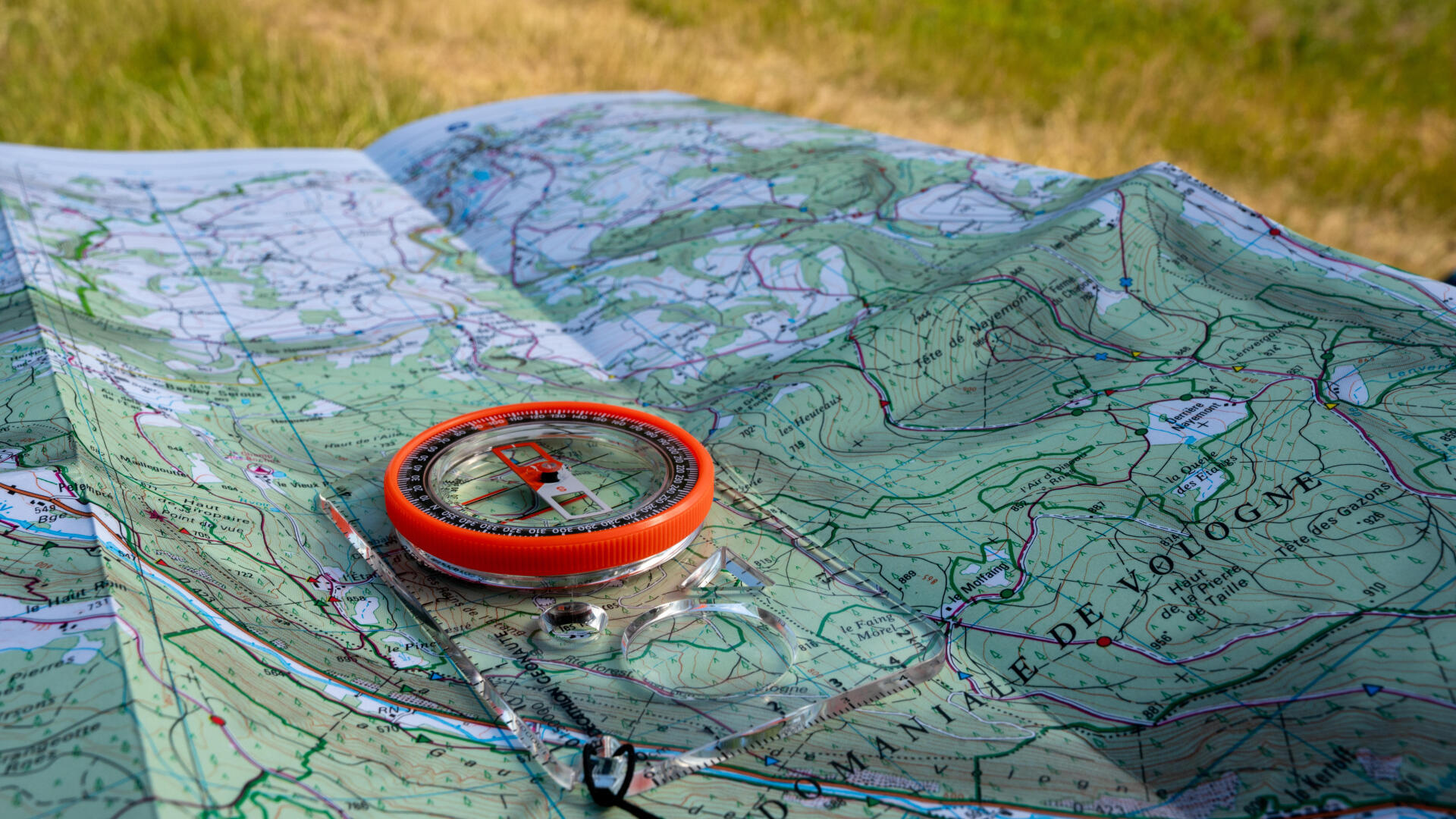 Boussole d'extérieur Fine, Boussole à Rabat en métal pour la randonnée, la  géologie de Camping, l'exploration d'activités de Plein air, Boussole  Durable à Pente mesurable : : Sports et Loisirs