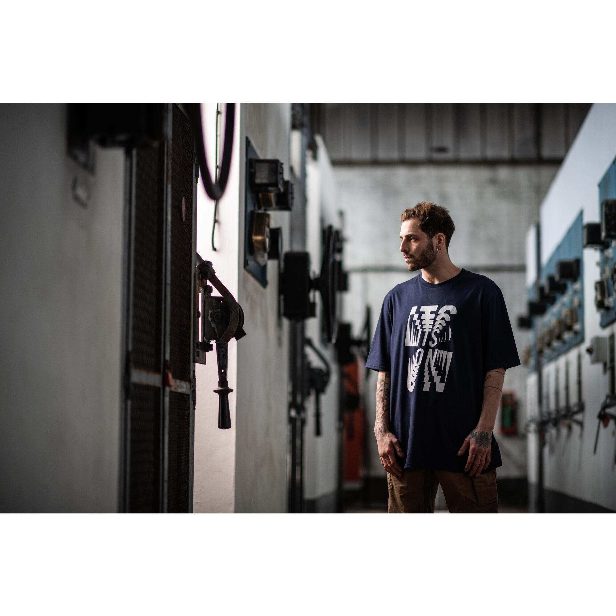 Men's oversized navy blue urban dance T-shirt with graphics