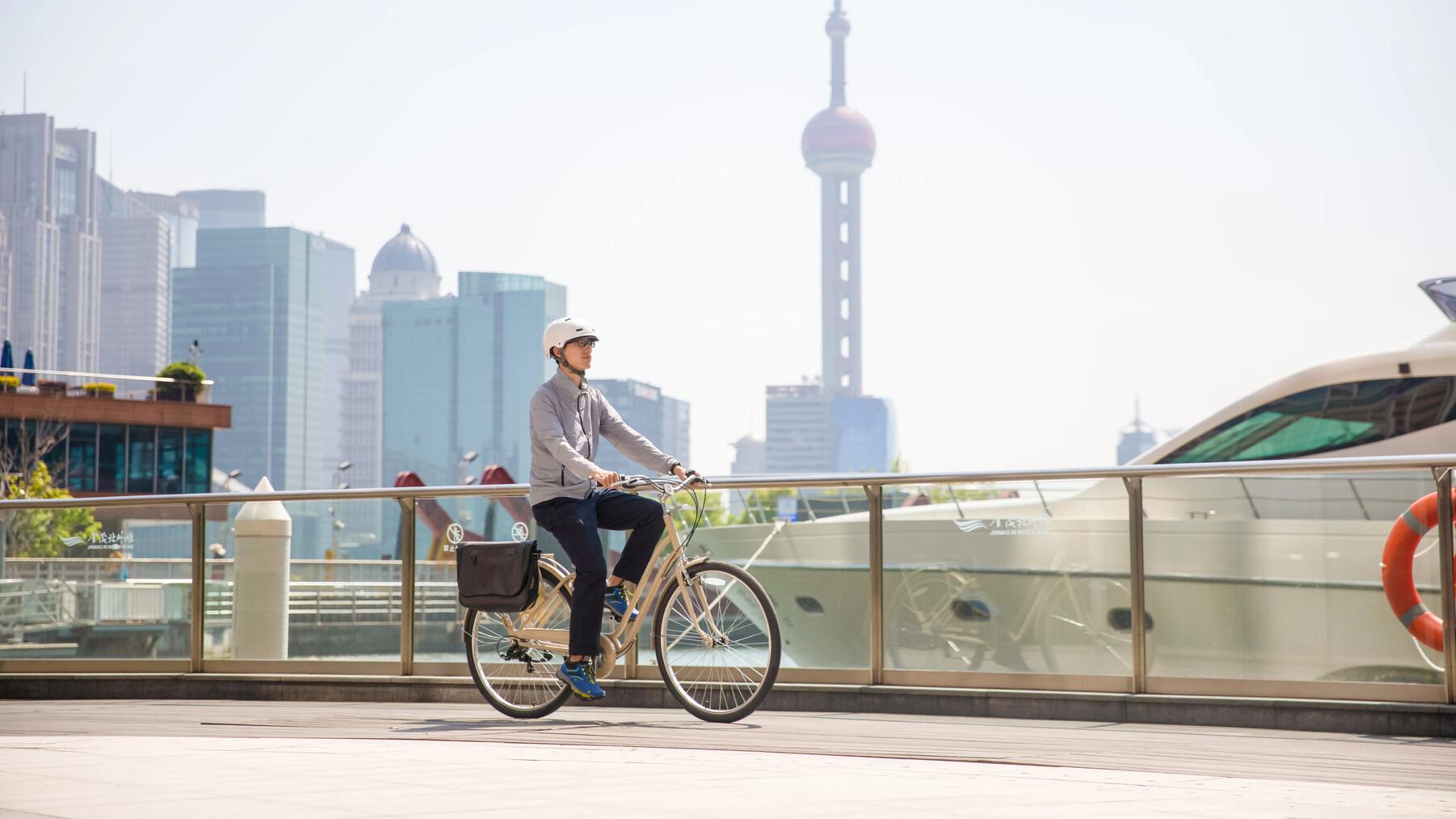 homme sur son vélo de route sur le waterfront trail