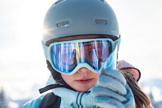 femme portant des lunettes de ski