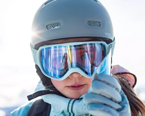 femme portant des lunettes de ski