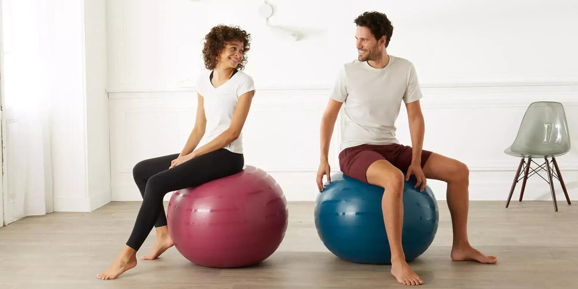 kobieta i mężczyzna w odzieży sportowej siedzący na piłkach do pilatesu 