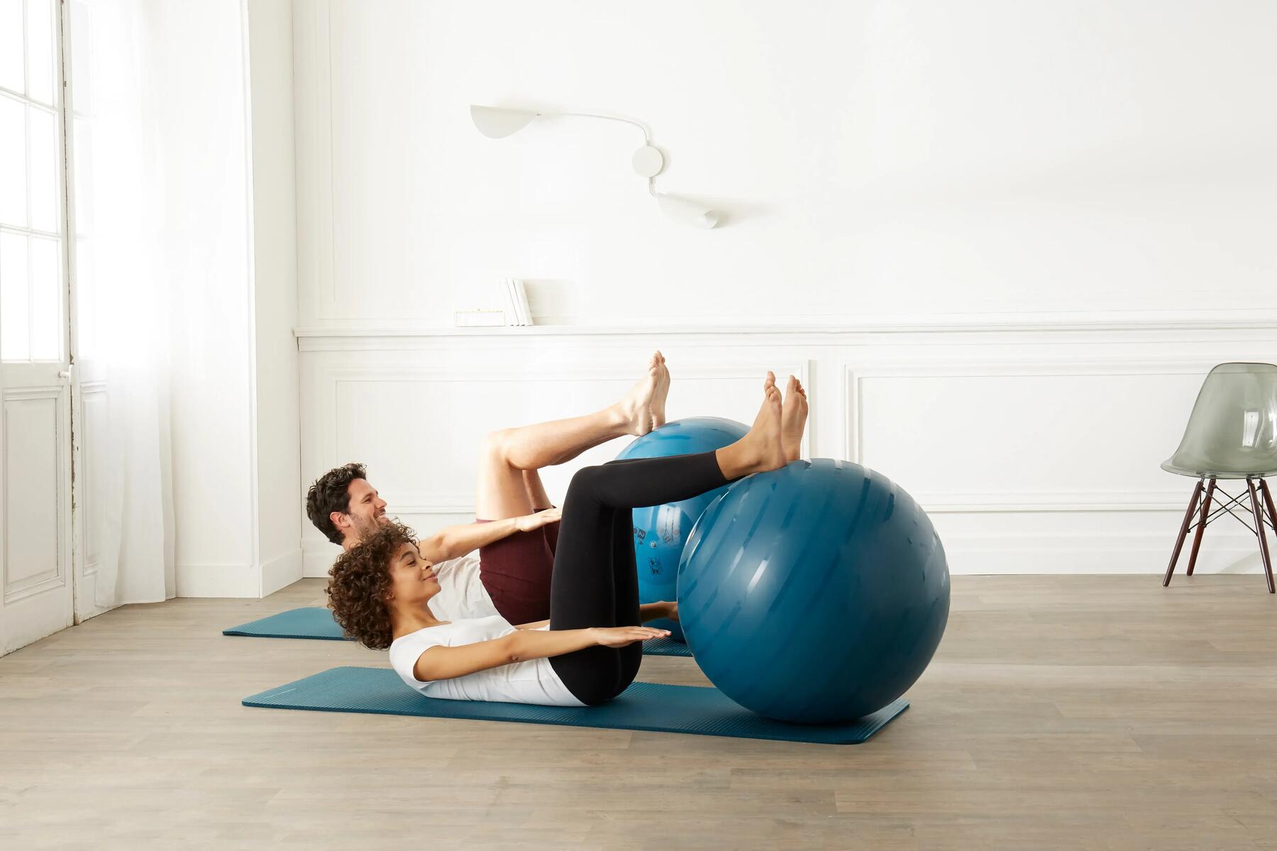 homem e mulher a fazer exercício para abdominal com bola de pilates nyamba
