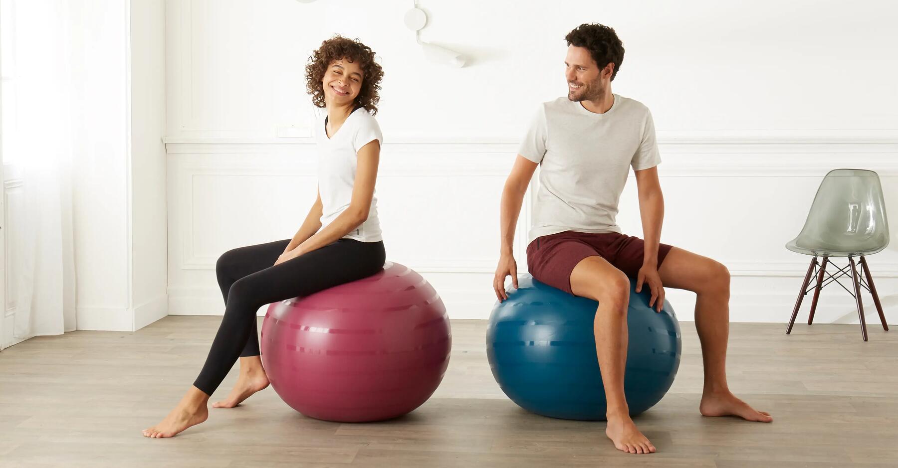 homem e mulher sentados em bolas de pilates nyamba