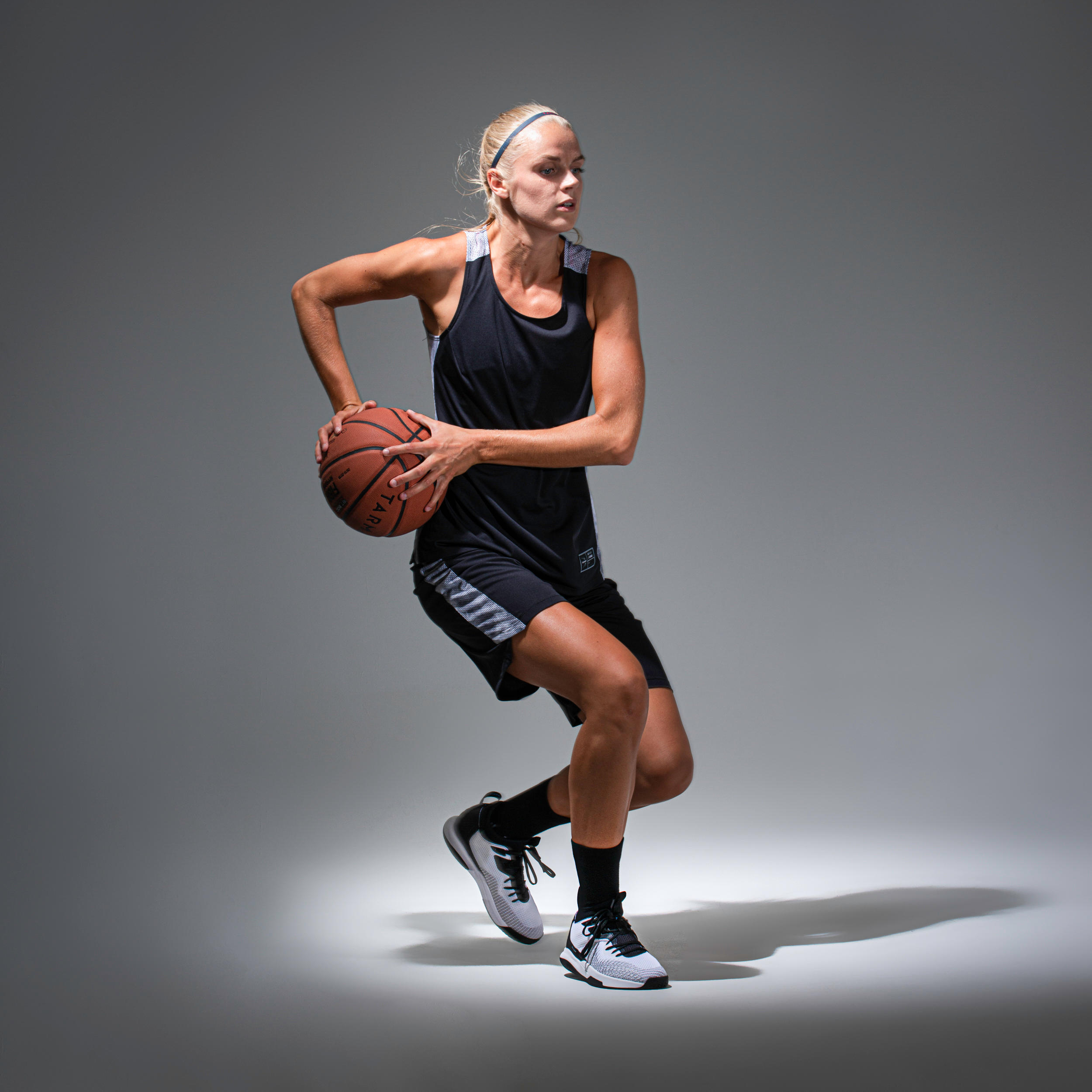 PLAYERA SIN MANGAS BÁSQUETBOL MUJER NEGRO GRIS T500 - Decathlon