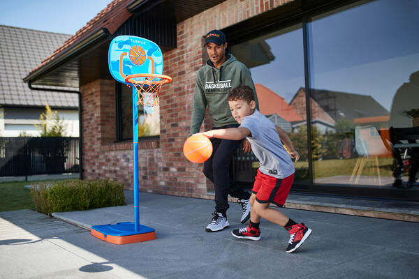 Niños jugando básquetbol