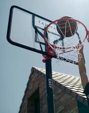 Hráč basketu smečující na koš