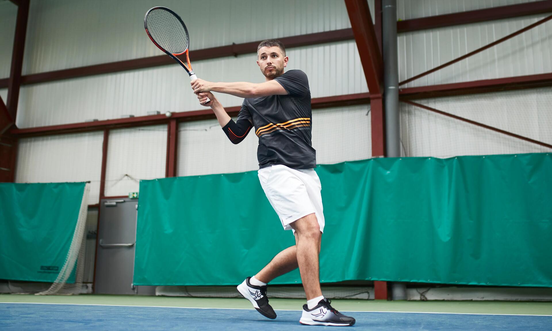 Mężczyzna z ortezą na łokciu grający w tenisa