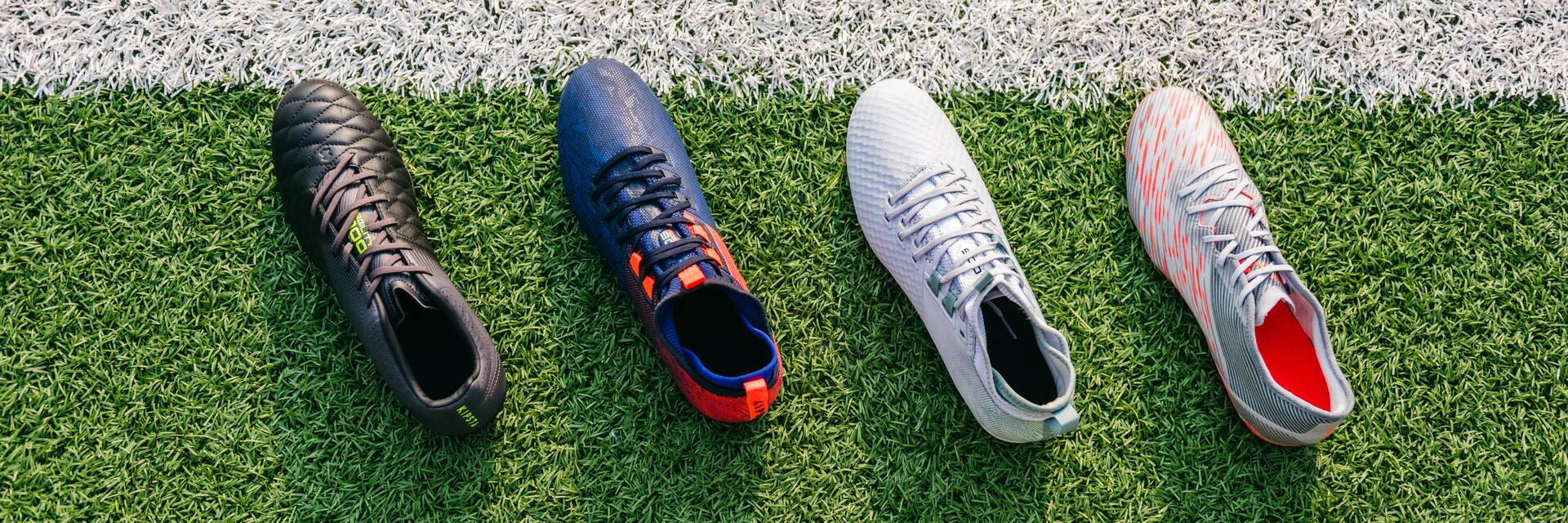 Fußballschuhe liegen auf Kunstrasen