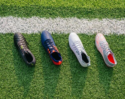 Fußballschuhe liegen auf Kunstrasen