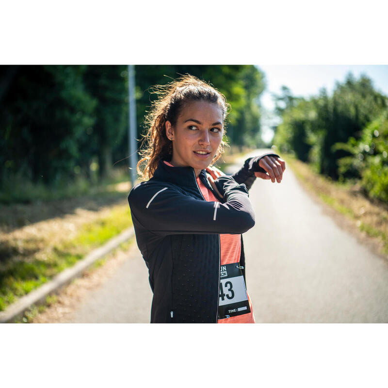 Promo Veste running femme respirante kiprun noir chez Decathlon