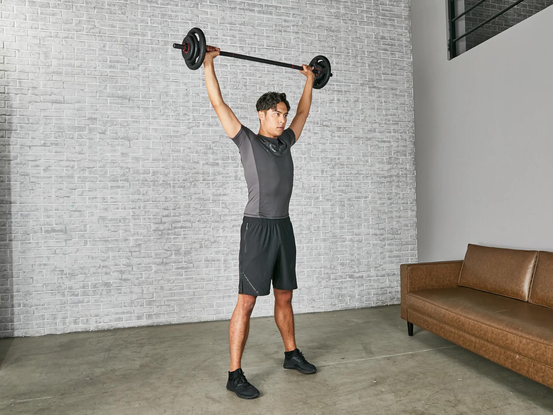 hombre completando clean and jerk