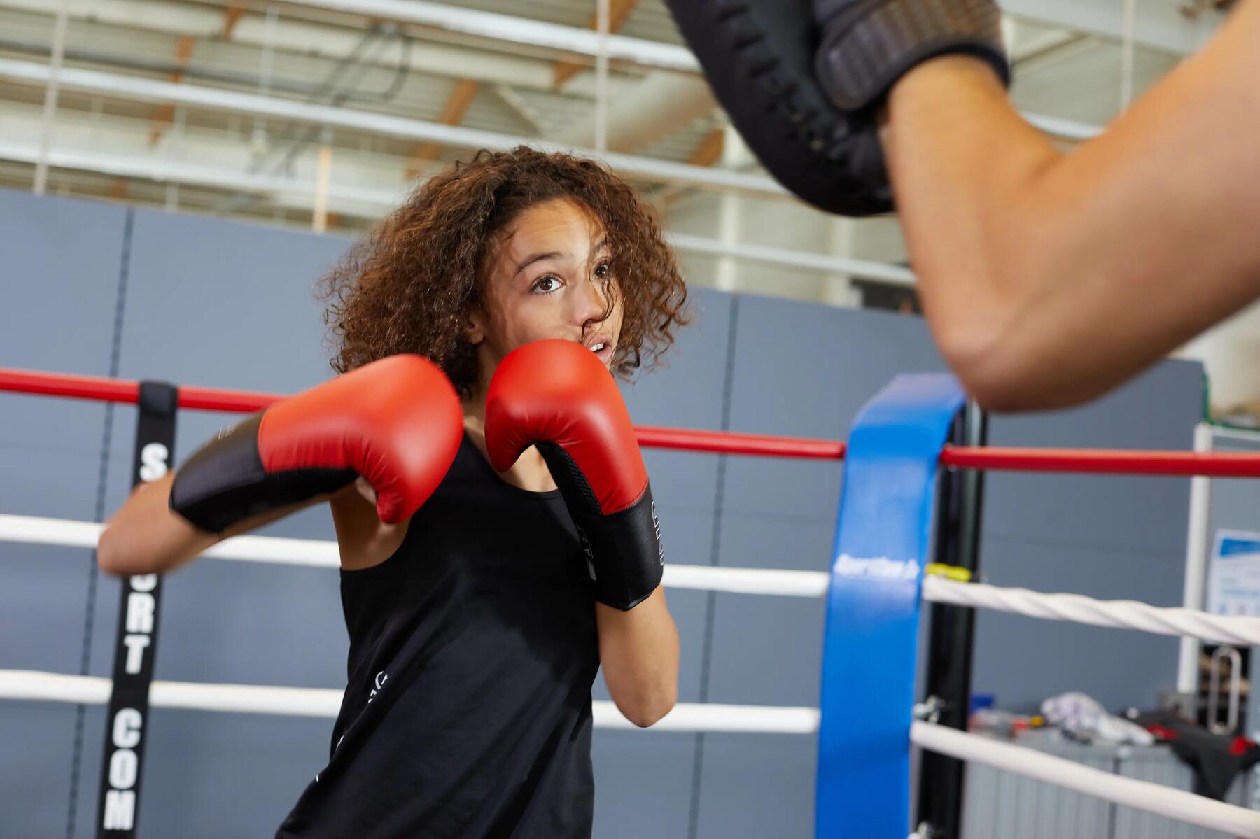 Kind mit Boxhandschuhen