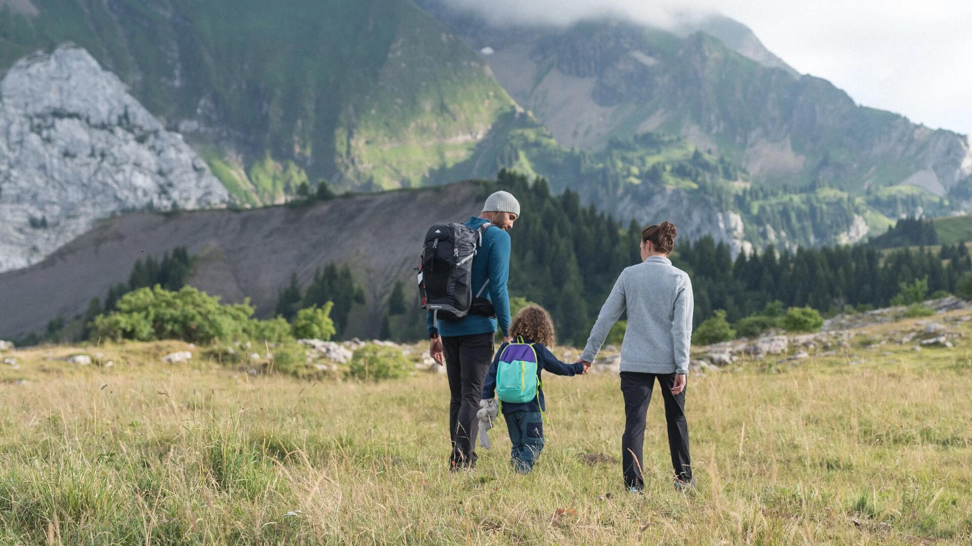 Família a passear na montanha