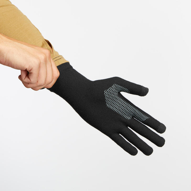 Turistické spodní bezešvé rukavice 500 Trek černé