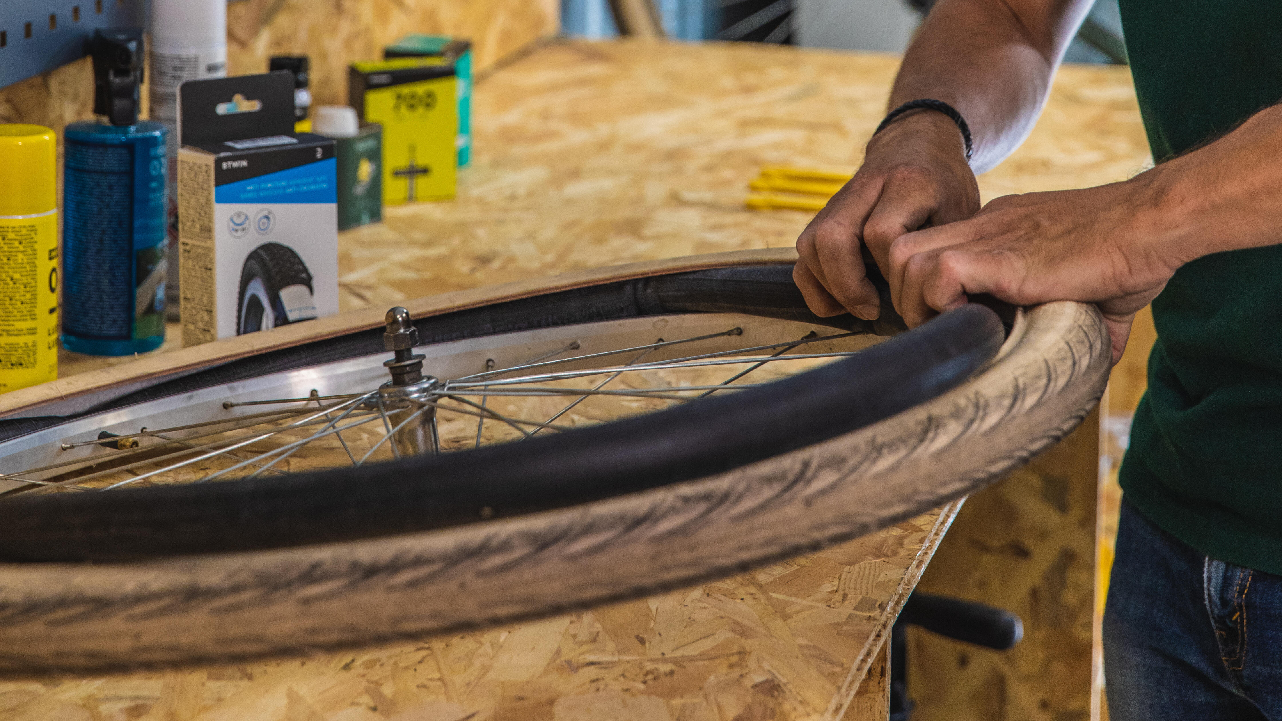 Pinchazo, neumático totalmente desinflado: ¿cómo se cambia la rueda y/o la cámara de aire de la bicicleta? 