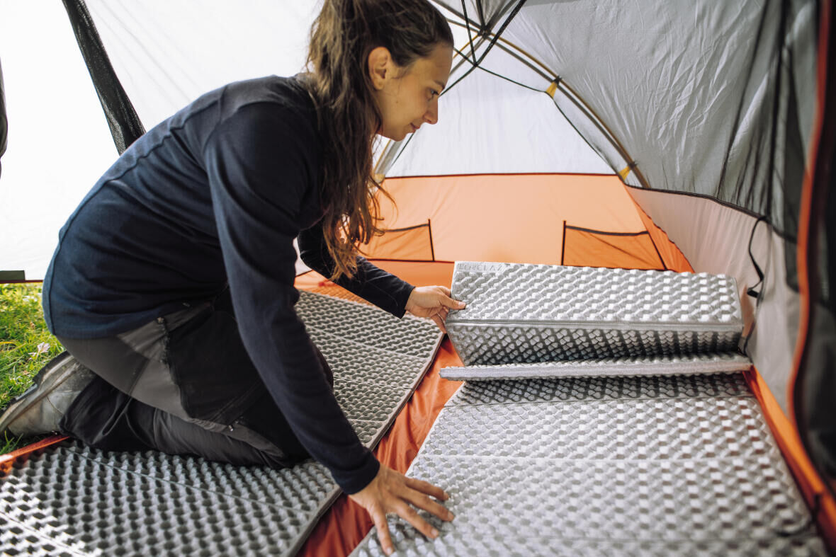 Comment optimiser l'isolation au sol de mon matelas gonflable de camping ?