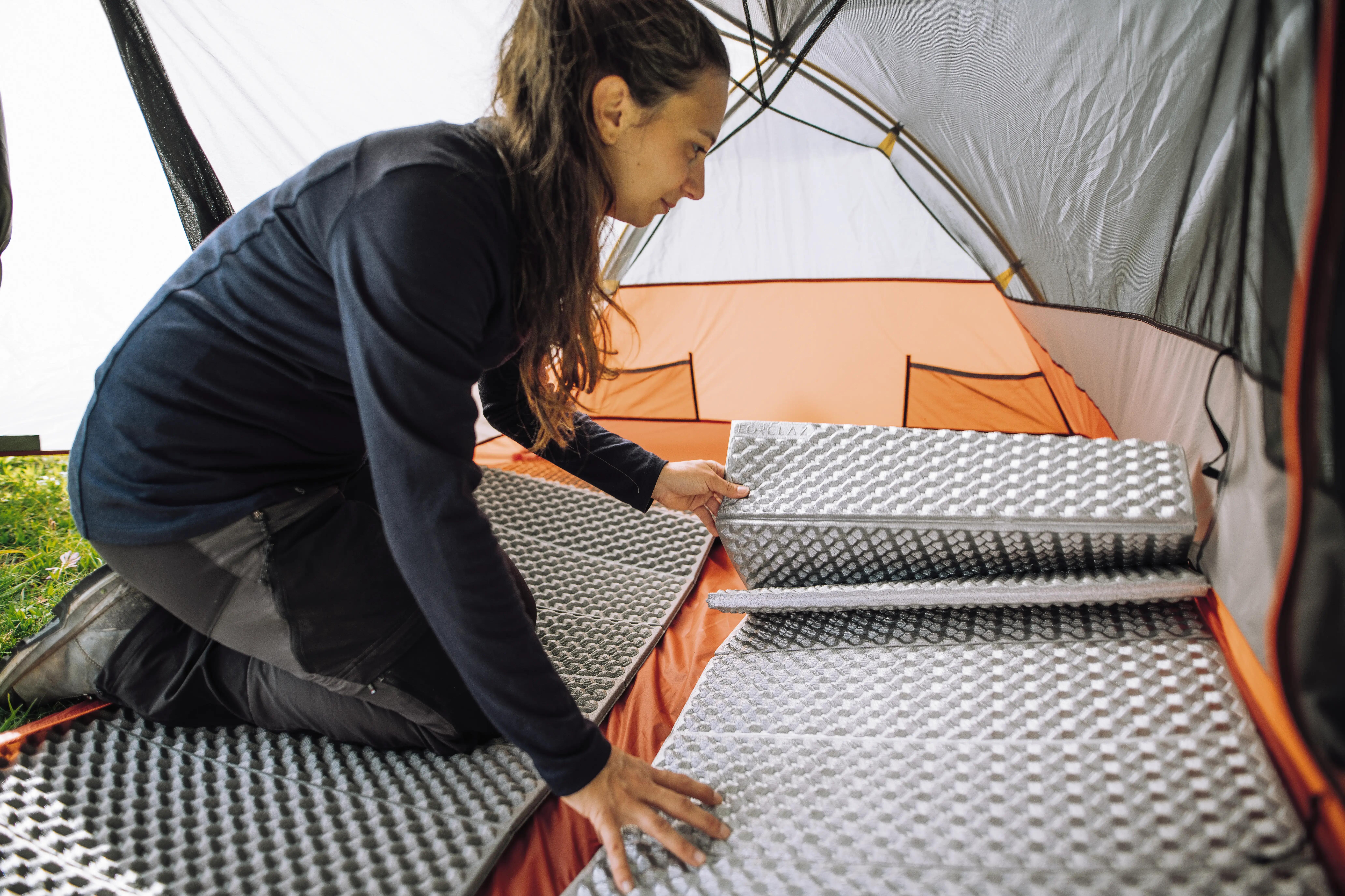 Cum pot optimiza izolația la sol a saltelei mele gonflabile de camping?