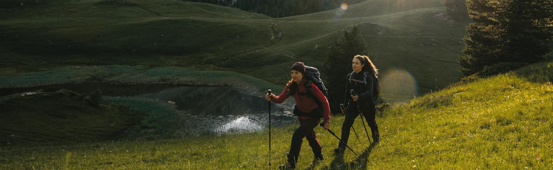 kobiety w odzieży trekkingowej z plecakami turystycznymi na plecach wędrujące po górach 
