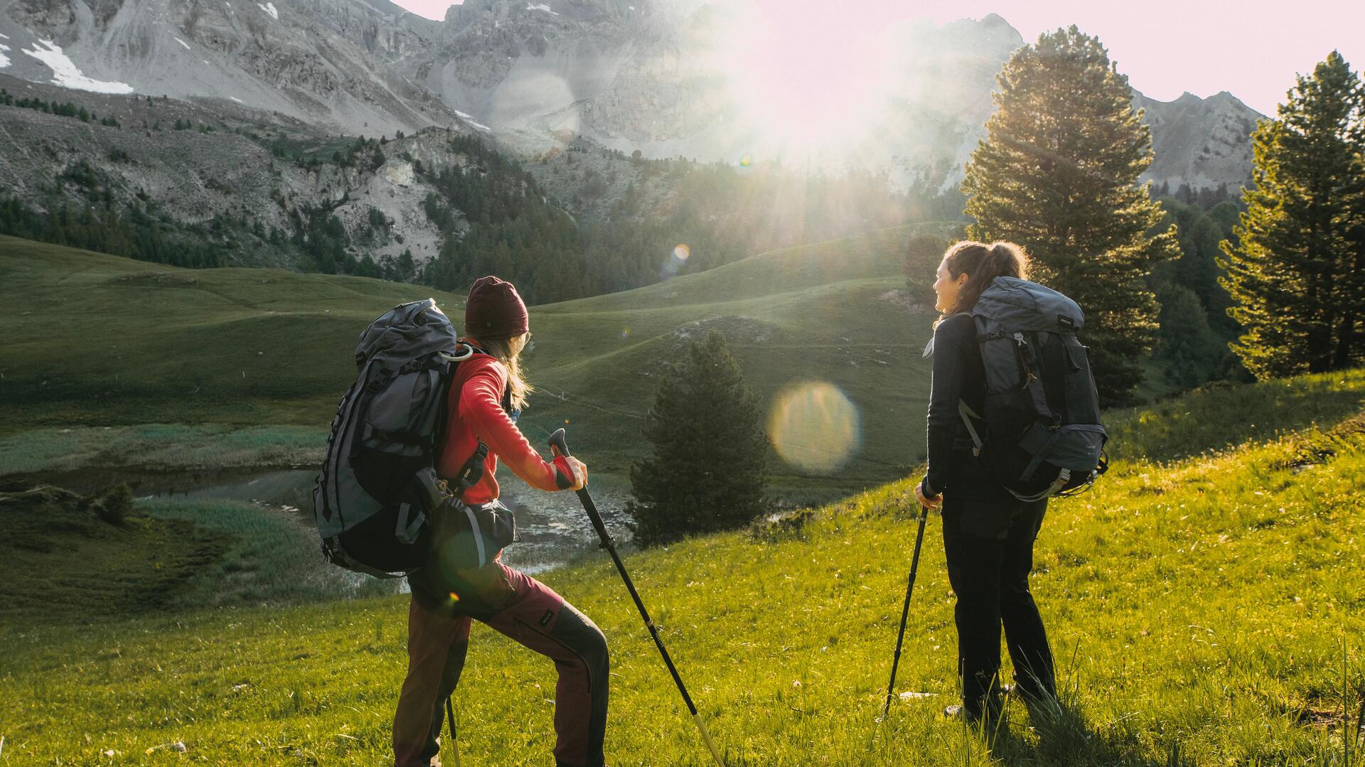 kobiety z plecakami turystycznymi na plecach stojące w górach 