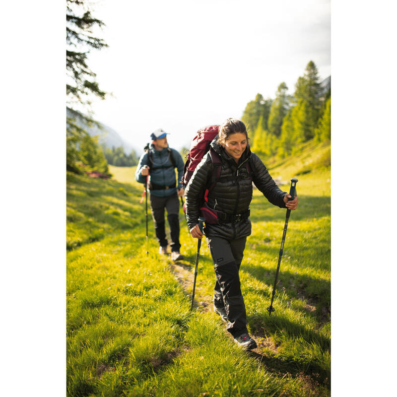 Plumífero de montaña y trekking con capucha Mujer Forclaz MT100 negro