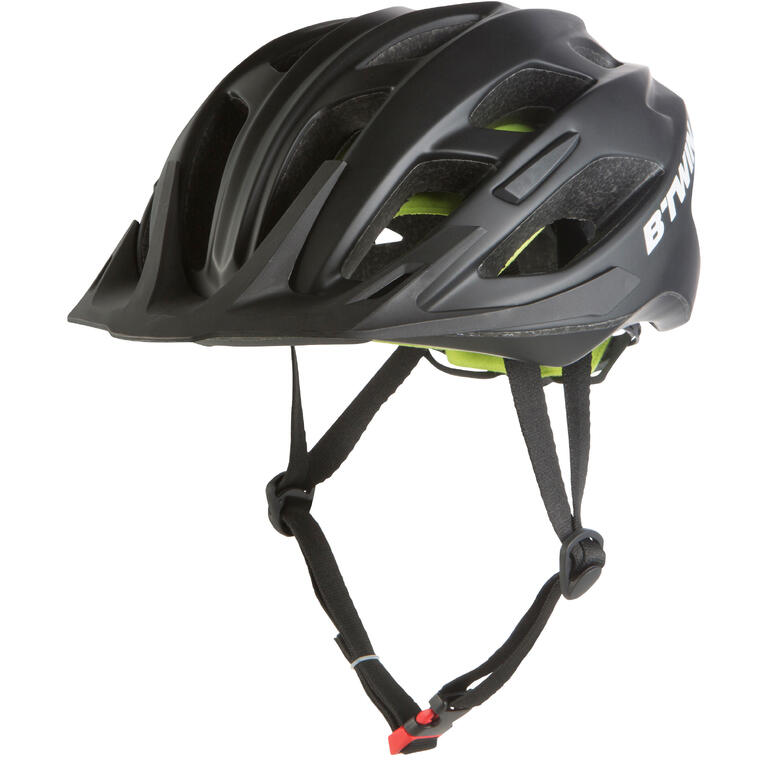 Crna aerodinamična biciklistička kaciga sa vidljivim ventilacijama i kaiševima.