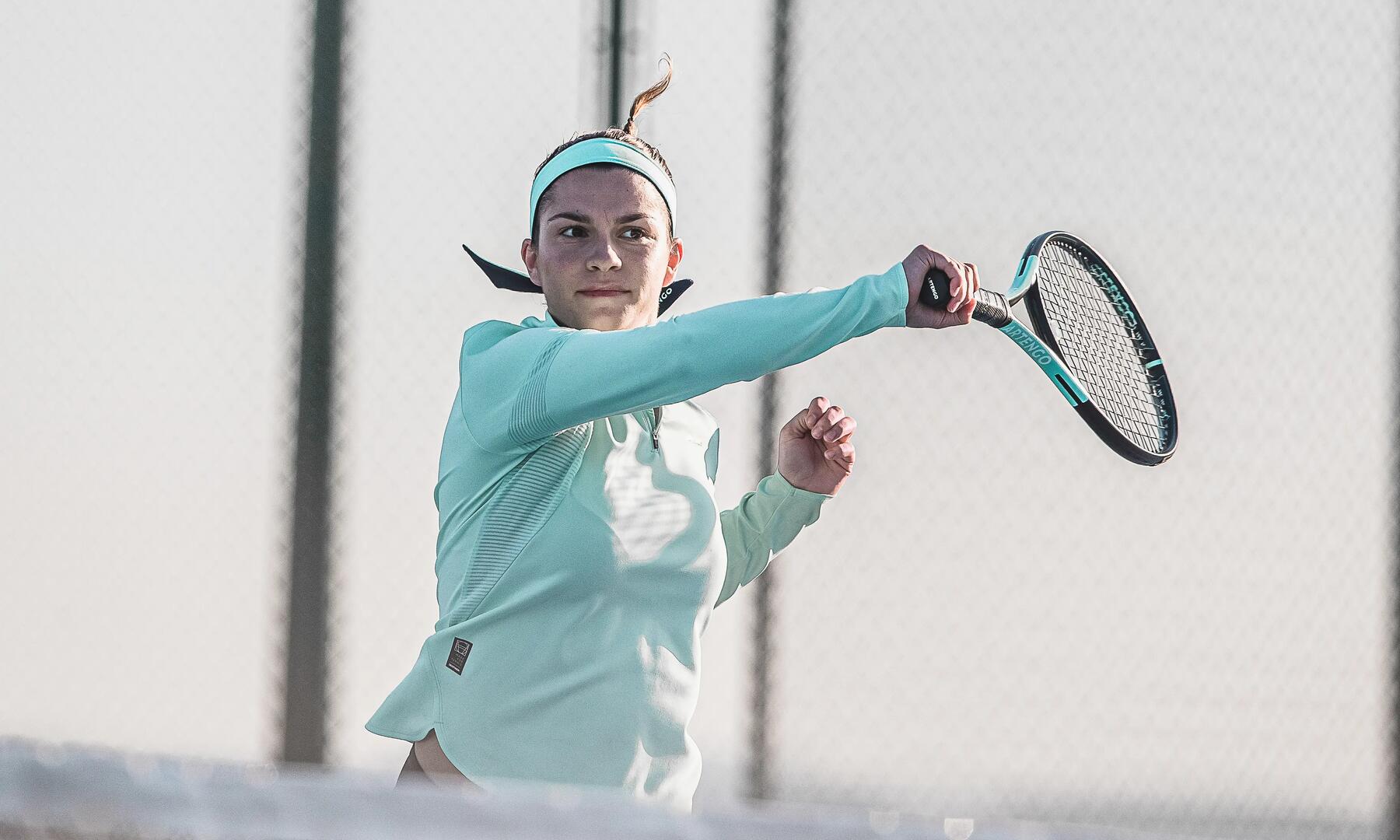 Bild einer Frau, die auf einem Feld Tennis spielt