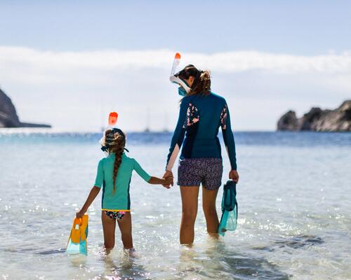 Kinderen oefenen snorkelen