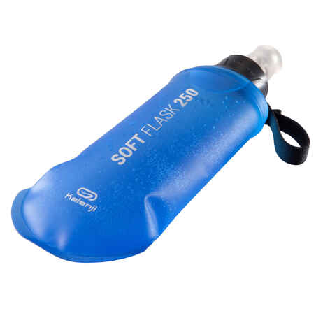 Botella blanda de Running Kalenji tipo Soft Flask flexible 250 ml azul